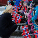 17. februar: Kronprinsesse Mette-Marit besøker Nord-Trøndelag. Blir tatt imot av barnehagebarn i Levanger (Foto: Ned Alley / Scanpix)
 